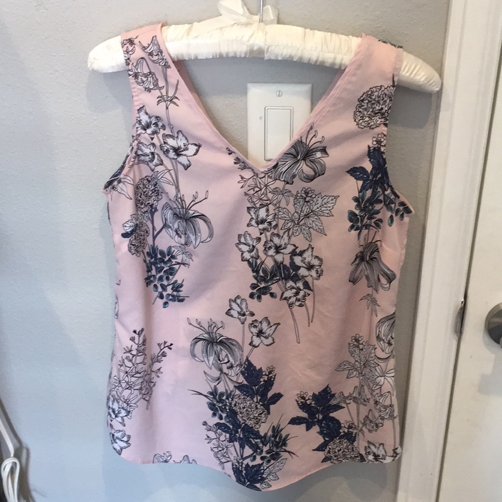 Banana Republic Summery Tank! 🌞